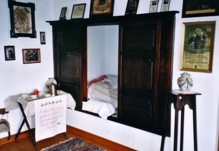 Eine Alkove (kleine fensterlose Bettnische)